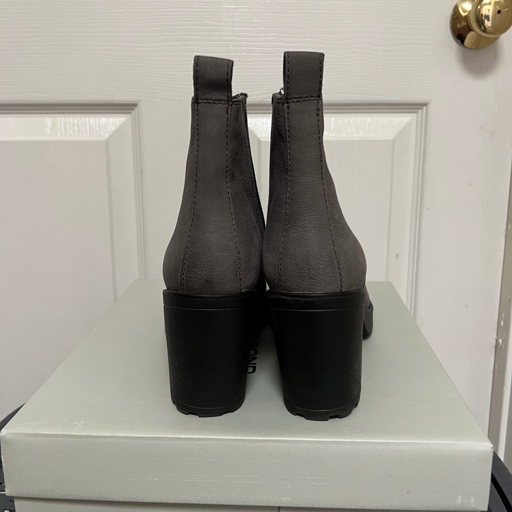 Vagabond Heeled Chelsea Boots - Picture 3 of 5